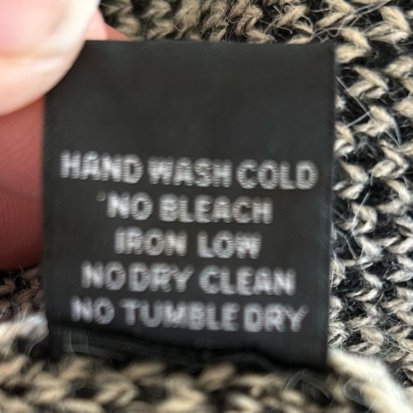 Maddison Long Sweater with Pretty Design Size Large - Picture 8 of 8